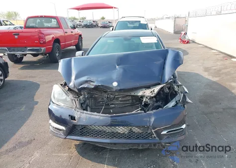 2012 Mercedes-Benz C 250 z USA, uszkodzony, nr VIN WDDGJ4HB0CF878558